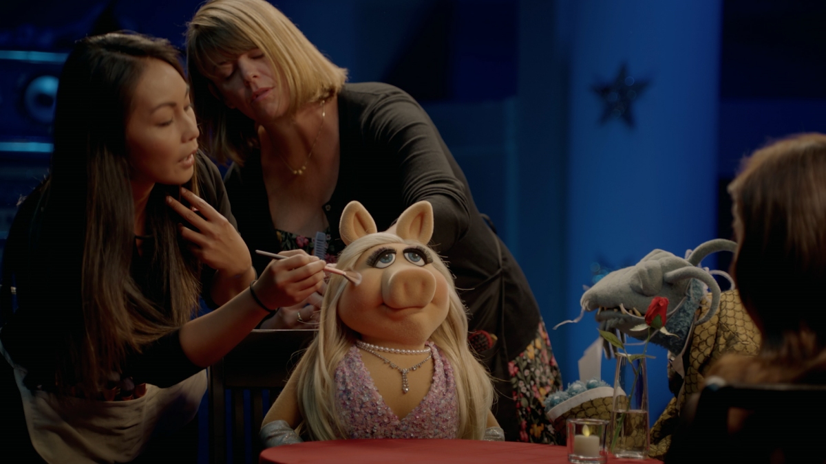 Netflix UK & Ireland on X: Miss Piggy gets into the Netflix spirit. The  Muppets Movie is #NowOnNetflixUK:  #OITNB   / X