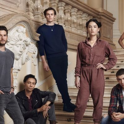 The Cast of Netflix's Shadow and Bone stand on some stairs