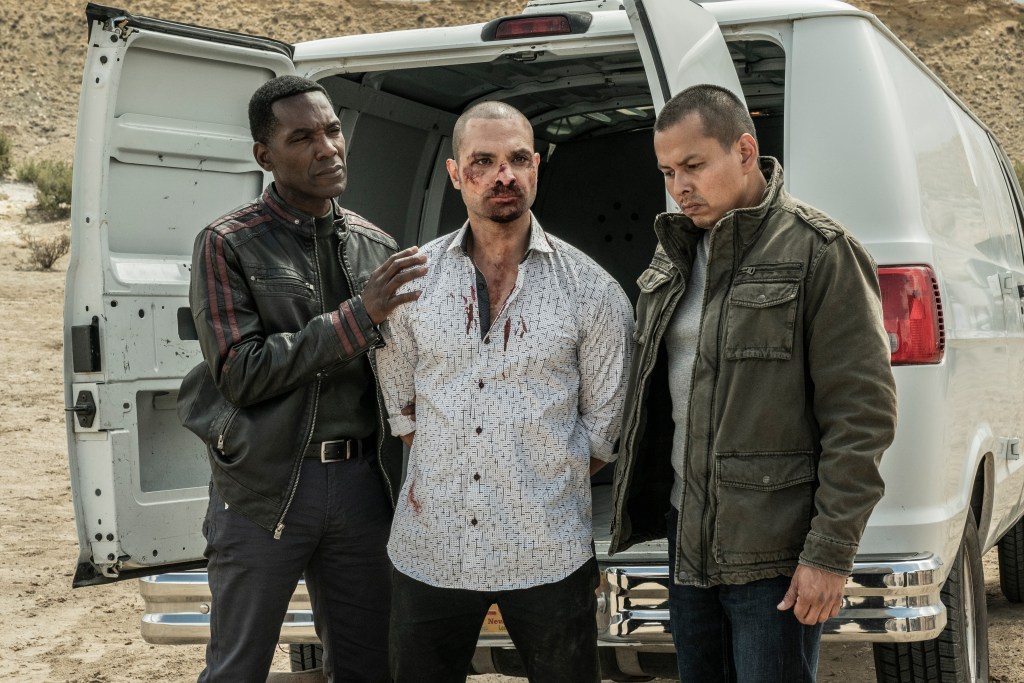 Ray Campbell como Tyrus, Michael Mando como Nacho Varga, Jeremiah Bitsui como Victor - Better Call Saul _ Temporada 6, Episodio 3 - Crédito de la foto: Greg Lewis/amc/Sony Pictures Television