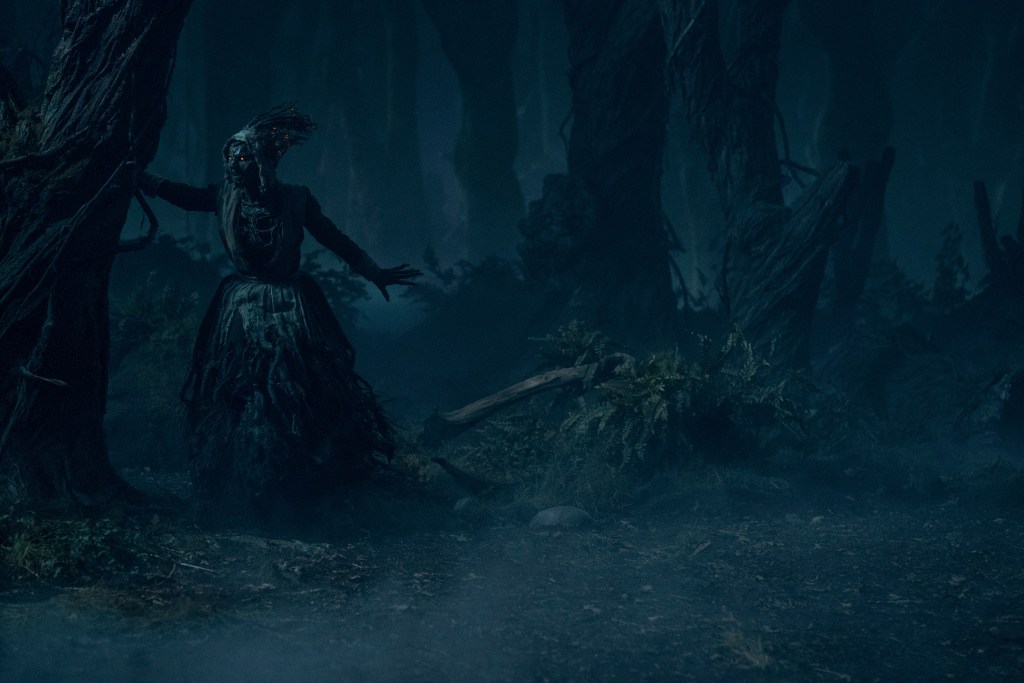 Das Kuriositätenkabinett von Guillermo del Toro.  Lize Johnston als Keziah/Witch in der Episode „Dreams in the Witch House“ von Guillermo del Toros Cabinet of Curiosities.  Kr.  Ken Woroner/Netflix © 2022