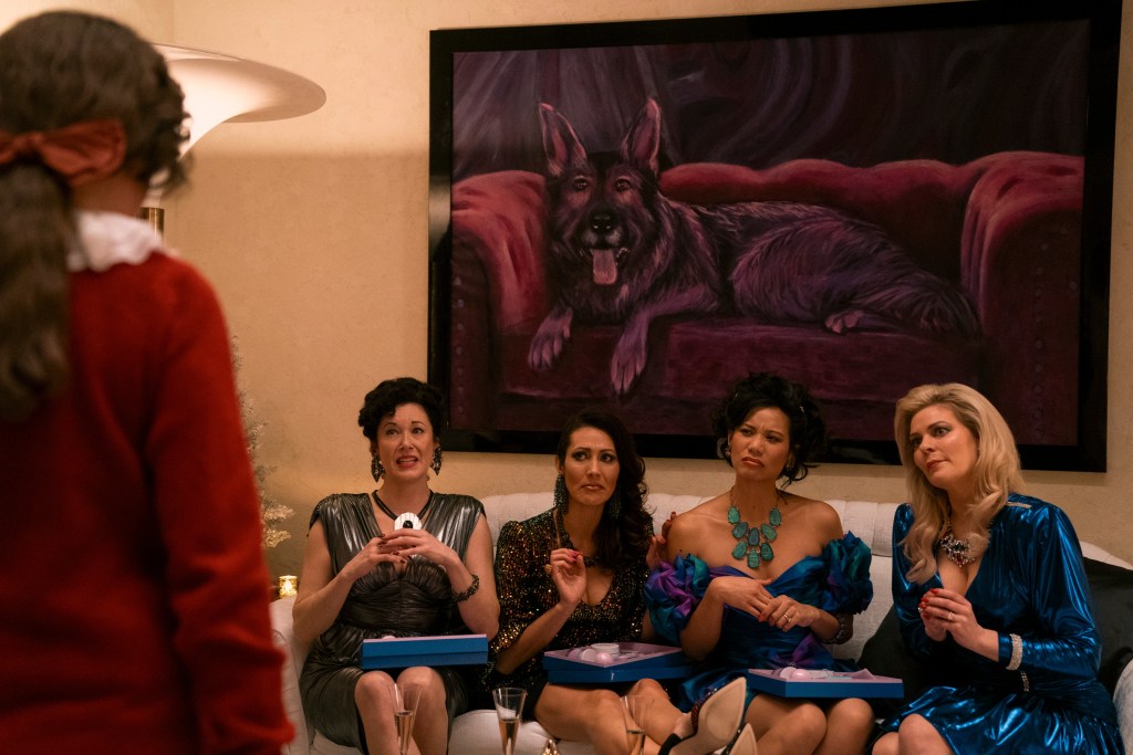 Guillermo del Toro's Cabinet of Curiosities. (L to R) Shauna MacDonald as Kathy, Julia Juhas as Lisa, Elena Juatco as Samantha, Kylee Evans as Gina in episode "The Outside" of Guillermo del Toro's Cabinet of Curiosities. Cr. Ken Woroner/Netflix © 2022