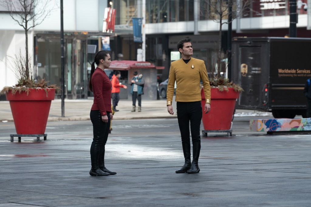 Christina Chong als La'an und Paul Wesley als Kirk in Folge 203 „Tomorrow and Tomorrow and Tomorrow“ von Star Trek: Strange New Worlds, Streaming auf Paramount+, 2023. Foto: Michael Gibson/Paramount+