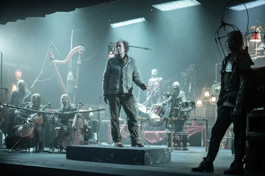 Eric Frey als Dirigent – ​​The Walking Dead: Daryl Dixon _ Staffel 1, Folge 3 – Bildnachweis: Emmanuel Guimier/AMC