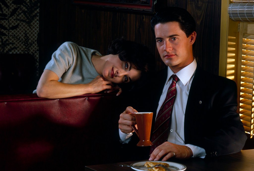 Sherilynn Fenn and Kyle MacLachlan in Twin Peaks