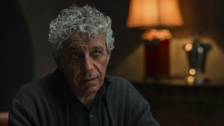 Eric Bogosian as Daniel Molloy - Interview with the Vampire _ Season 2, Episode 5.