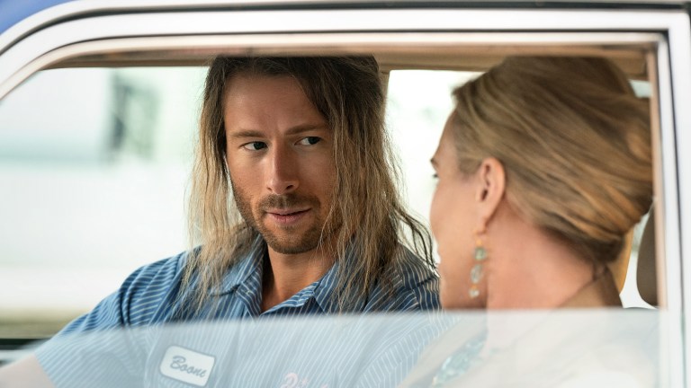 Hit Man. (L-R) Glen Powell as Gary Johnson and Jo-Ann Robinson as Society Lady in Hit Man. Cr. Brian Roedel/Netflix © 2024